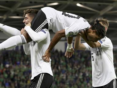 Para pemain Jerman merayakan gol yang dicetak Serge Gnabry ke gawang Irlandia Utara pada laga Kualifikasi Piala Eropa 2020 di Windsor Park, Belfast, Senin (9/9). Irlandia Utara kalah 0-2 dari Jerman. (AFP/Paul Faith)