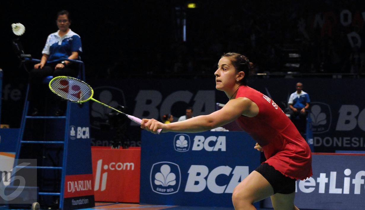 Carolina Marin berusaha mengembalikan bola saat laga melawan Hera Desi (Indonesia) di BCA Indonesia Open 2016 di Istora Senayan Jakarta, Selasa (31/5). Carolina Marin menang dua set langsung 21-18, 21-11. (Liputan6.com/Helmi Fithriansyah)