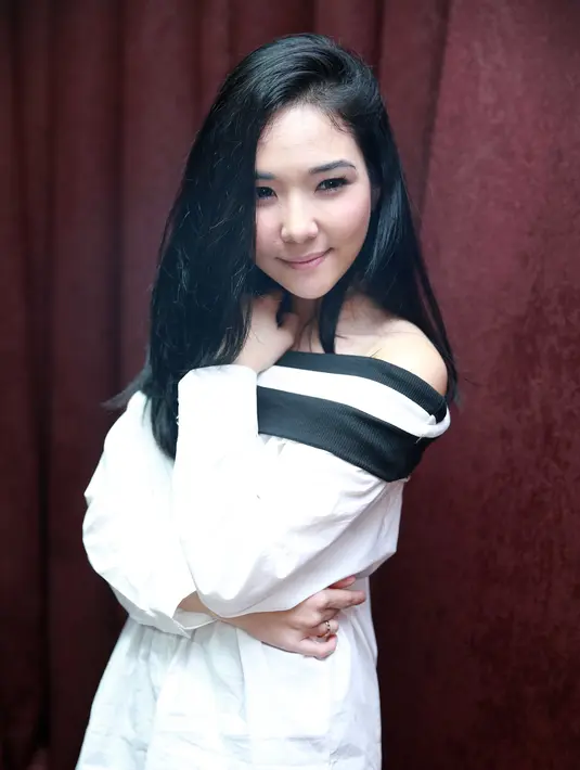 "Enggak si, masa sampai berhenti aktifitas. Nanti kalau perlu apa-apa gimana, kita si harus tetap ke mana-mana. Walaupun kita kan enggak nyangka kaya ngejek banget naro bom di pos polisi. Mudah-mudahan ga ada lagi," ujar Gisel. (Deki Prayoga/Bintang.com)