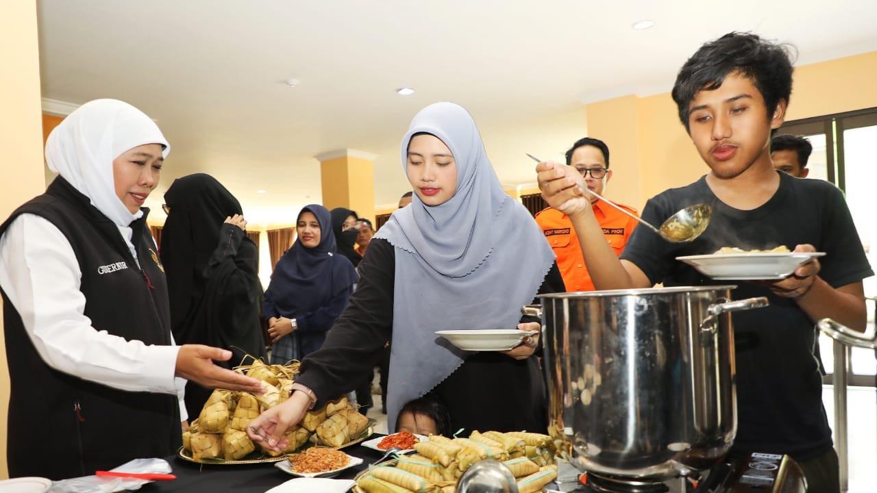 Khofifah menjamu warga Jatim yang dievakuasi dari Sudan. (Istimewa)
