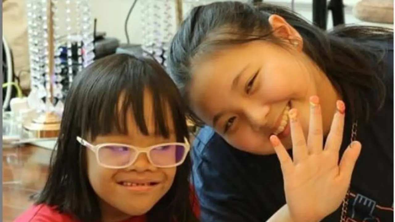 Carys Mihardja bersama anak-anak down syndrome di Carys Care
