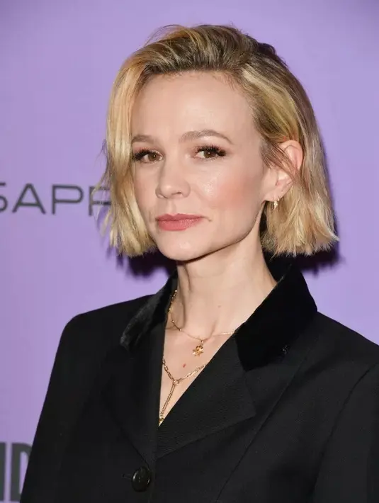 Gaya rambut pendek ini harus dipotong tepat di bawah telinga, sehingga ada cukup rambut untuk ditata melalui bagian samping dengan menggunakan texturizing spray.