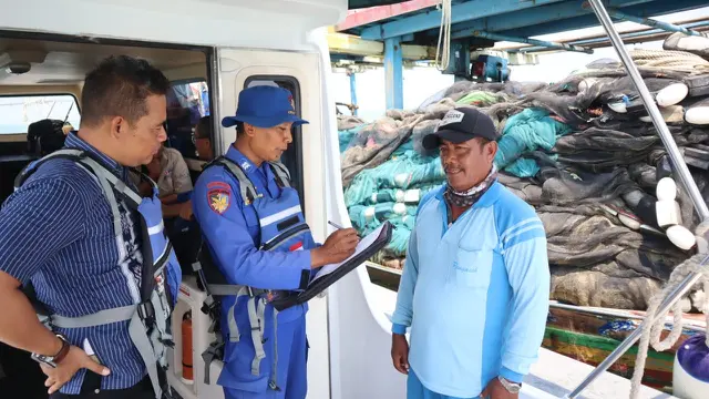 Satpolairud Pemalang cek sarana keselamatan berlayar di kapal nelayan. (Foto: Liputan6.com/Humas Polres Pemalang)