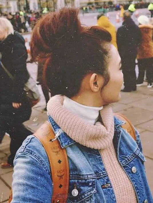 Lagi-lagi Rina berbaju yang berlapis-lapis. Terlihat mengenakan turtle neck berwarna putih, sweater turtle neck berwarna pink dan denim jaketnya juga. Bisa terbayang dong ya betapa dinginnya di London? (Instagram/rinanose16)