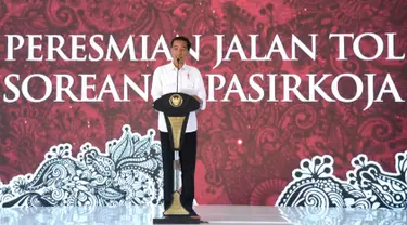 Presiden Joko Widodo memberi sambutan saat meresmikan tol Soreang-Pasir Koja (Soroja) di Kabupaten Bandung, Senin (4/12). Jalan tol ini terbentang sepanjang 10 km. (Liputan6.com/Biro Pers Kepresidenan)