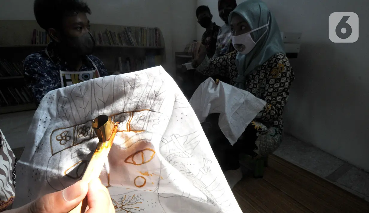 Anak berkebutuhan khusus (ABK) penyandang tunarungu belajar membatik yang diselenggarakan oleh Yayasan Griya Bina Karya di gerai ABK UMKM di Pasar Gintung, Ciputat, Tangsel, Minggu (2/10/2021). Kegiatan ini dalam rangka memperingati Hari batik Nasional 2 Oktober. (merdeka.com/Arie Basuki)