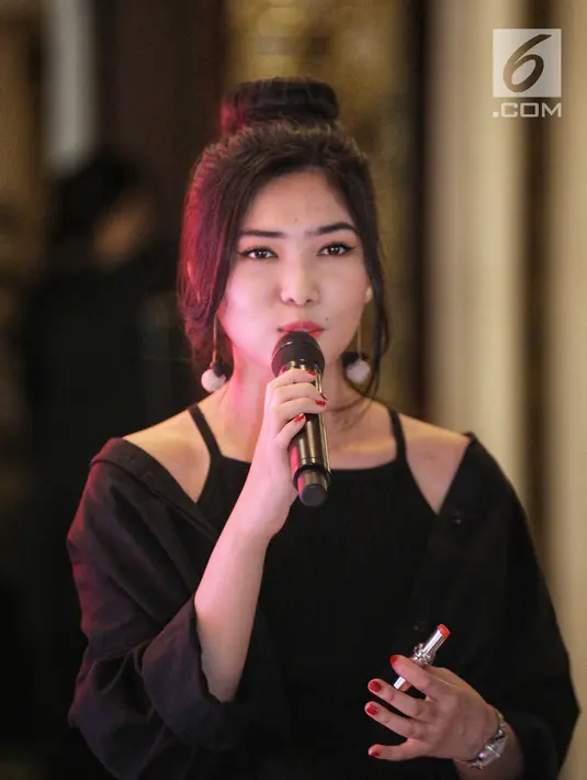 Isyana Sarasvati saat menjadi brand ambassador produk lipstik, Jakarta, Kamis (2/8). Agar tak berlebihan dan tetap sesuai dengan kepribadiannya, Isyana punya pilihan warna lipstik yang disesuaikan dengan waktu dan momennya. (Liputan6.com/Faizal Fanani)
