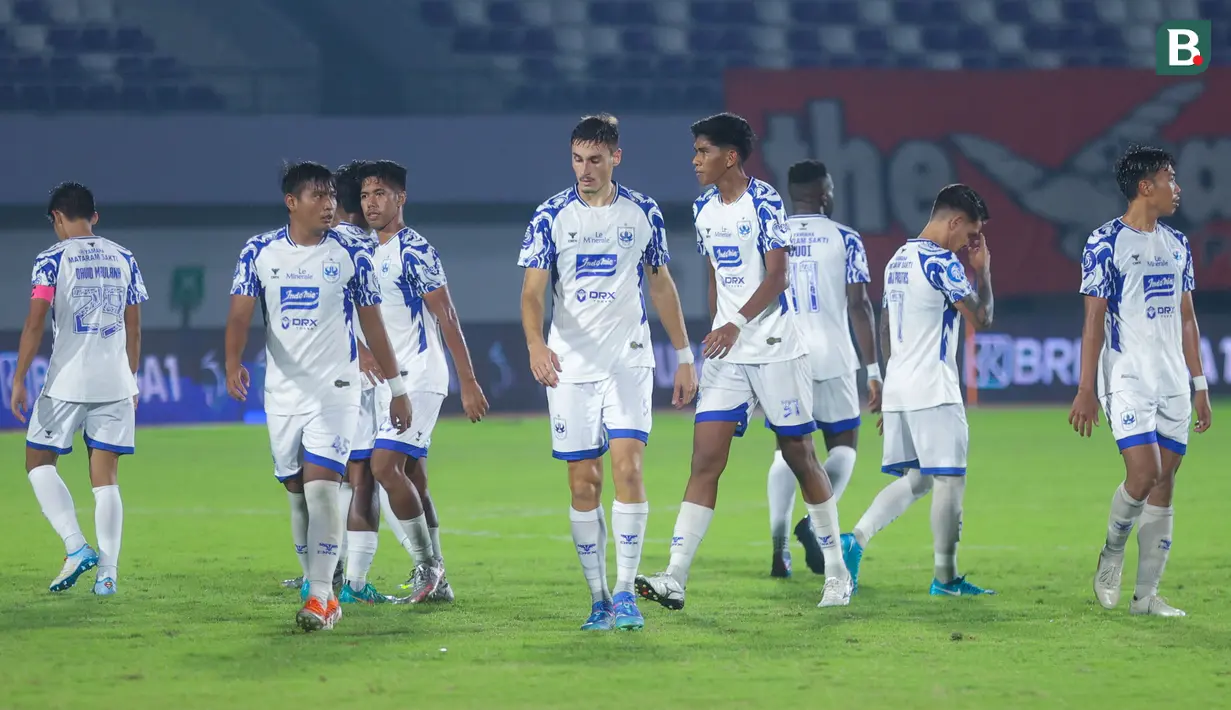 Pemain PSIS Semarang tampak lesu setelah kalah dua gol tanpa balas dari Persija Jakarta pada laga pekan ke-25 BRI Liga 1 2024/2025 di Indomilk Arena, Rabu (05/03/2025) malam WIB. (Bola.com/M Iqbal Ichsan)