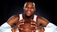 Bintang Oklahoma City Thunder, Russell Westbrook, resmi meneken kontrak baru berdurasi lima tahun senilai 205 juta dolar AS (Rp 2,7 triliun) mulai musim 2018/2019 (Bola.com/Twitter/okcthunder).