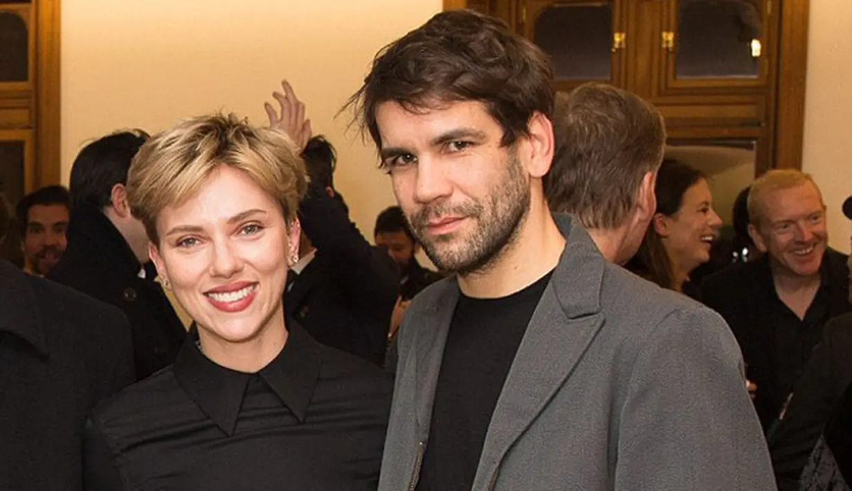 Rumor cerai pasangan Scarlett Johansson dan Romain Dauriac sontak beredar. Namun hal ini ditampik keduanya ketika terlihat tampil bersama di sebuah acara di kawasan New York, Rabu (25/1).  (doc.dailymail.com)