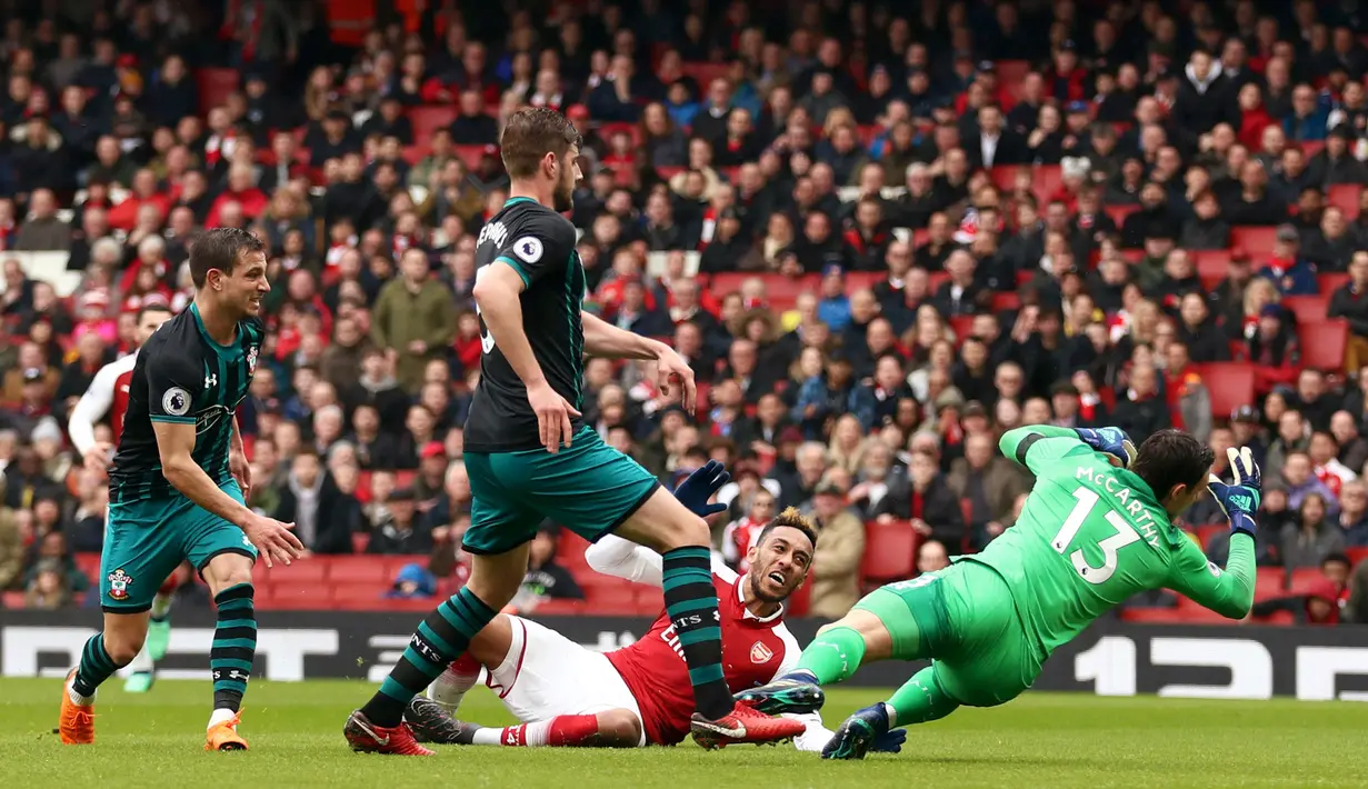 Pemain Arsenal, Pierre-Emerick Aubameyang mencetak gol ke gawang Southampton dalam lanjutan Premier League 2017/2018 di Stadion Emirates, Minggu (8/4). Arsenal berhasil mengamankan laga kandang usai mengalahkan Southampton 3-2. (Tim Goode/PA via AP)