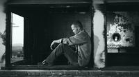 Ilustrasi galau, sedih, kecewa, putus cinta, patah hati. (Photo by Download a pic Donate a buck! ^ from Pexels: https://www.pexels.com/photo/grayscale-photo-of-man-sitting-48566/