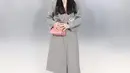 Song Hye Kyo tak pernah absen hadir diacara Fendi. Begitu saat Milan Fashion Week, ia mengenakan setelah coat abu-abu serasi dengan celananya. @fendi