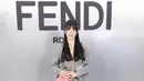 Song Hye Kyo tak pernah absen hadir diacara Fendi. Begitu saat Milan Fashion Week, ia mengenakan setelah coat abu-abu serasi dengan celananya. @fendi