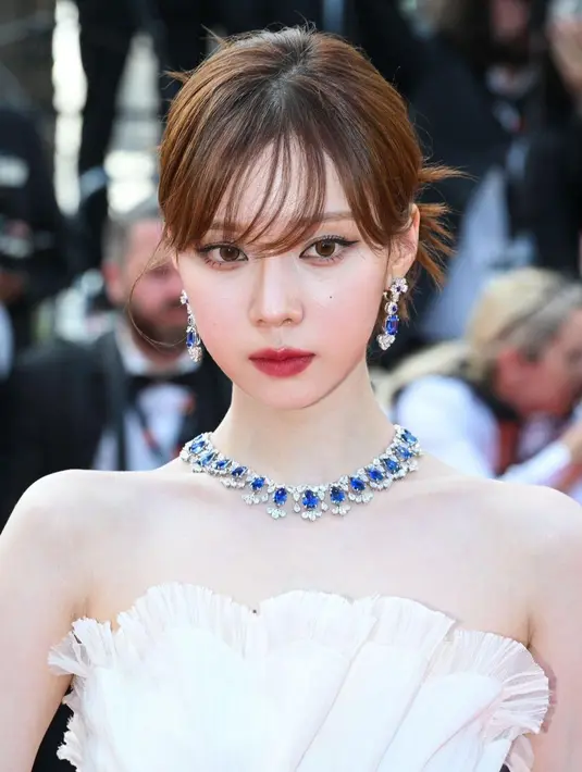 Set perhiasan red carpet Chopard bernama Classic Opulence Collection membuat gadis bernama asli Kim Minjeong itu semakin bersinar. [Foto: Twitter/journal_orange].