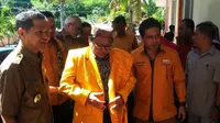 Ketua Umum Partai Hanura, Oesman Sapta Odang (OSO) menanggapi anggota DPRD Kupang, NTT, yang terjerat kasus perjudian. (Liputan6.com/Ola Keda)