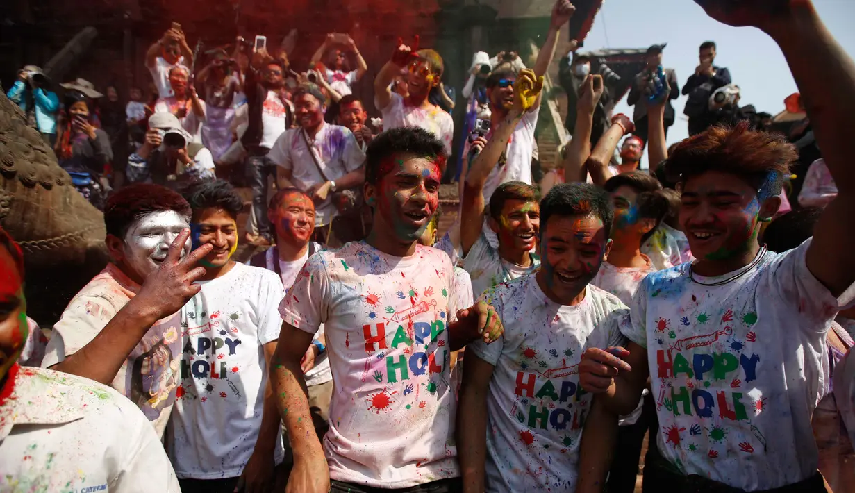 Sejumlah orang merayakan Holi atau Festival Warna di Kathmandu, Nepal, 22 Maret 2016. Mereka merayakan Holi dengan saling melemparkan bubuk atau menyiramkan air berwarna-warni. (REUTERS / Navesh Chitrakar)