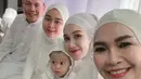 Keluarga Ayu pun tampil kompak dengan mengenakan busana muslim warna putih. Tampak Ayu pun menggendong keponakannya. [@ayutingting92]