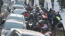 Kendaraan terjebak kemacetan di jalur lingkar Nagreg, Jawa Barat, Sabtu (2/7). Meningkatnya volume kendaraan dari Jakarta dan sekitar menjadi penyebab kemacetan di jalur yang rutin dilintasi pemudik tersebut setiap tahun. (Liputan6.com/Immanuel Antonius)