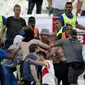 Oknum suporter Inggris dan Rusia terlibat kerusuhan pada laga kedua negara di Stade Velodrome, Marseille, Sabtu (11/6/2016). (AFP/Valery Hache)