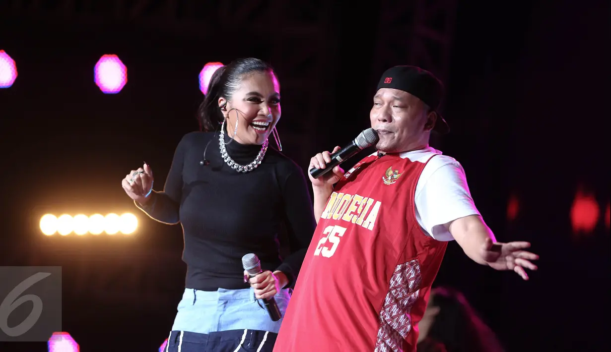 Aksi panggung Iwa K bersama Denada dalam malam Pesta Rakyat Konser Kemerdekaan  di Senayan, Jakarta, Rabu (17/8). Acara konser untuk memperingati HUT ke-71 Kemerdekaan Indonesia. (Liputan6.com/Faizal Fanani)