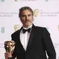 Joaquin Phoenix meraih Piala BAFTA pertama lewat film Joker, di London, Inggris, Minggu (2/2/2020) malam. (Foto: Dok. Joel C Ryan/Invision/AP)