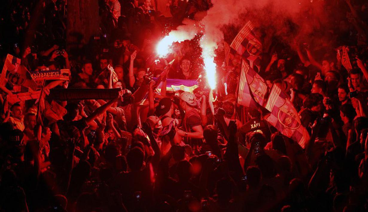 Pesta pendukung Barcelona di pusat kota Barcelona. (AFP PHOTO / QUIQUE GARCIA)