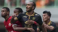 Bek Borneo FC, Leonard Tupamahu, saat tampil melawan Persija pada laga Liga 1 di Stadion Patriot Bekasi, Jawa Barat, Minggu (16/7/2017). Persija menang 1-0 atas Borneo FC. (Bola.com/Vitalis Yogi Trisna)