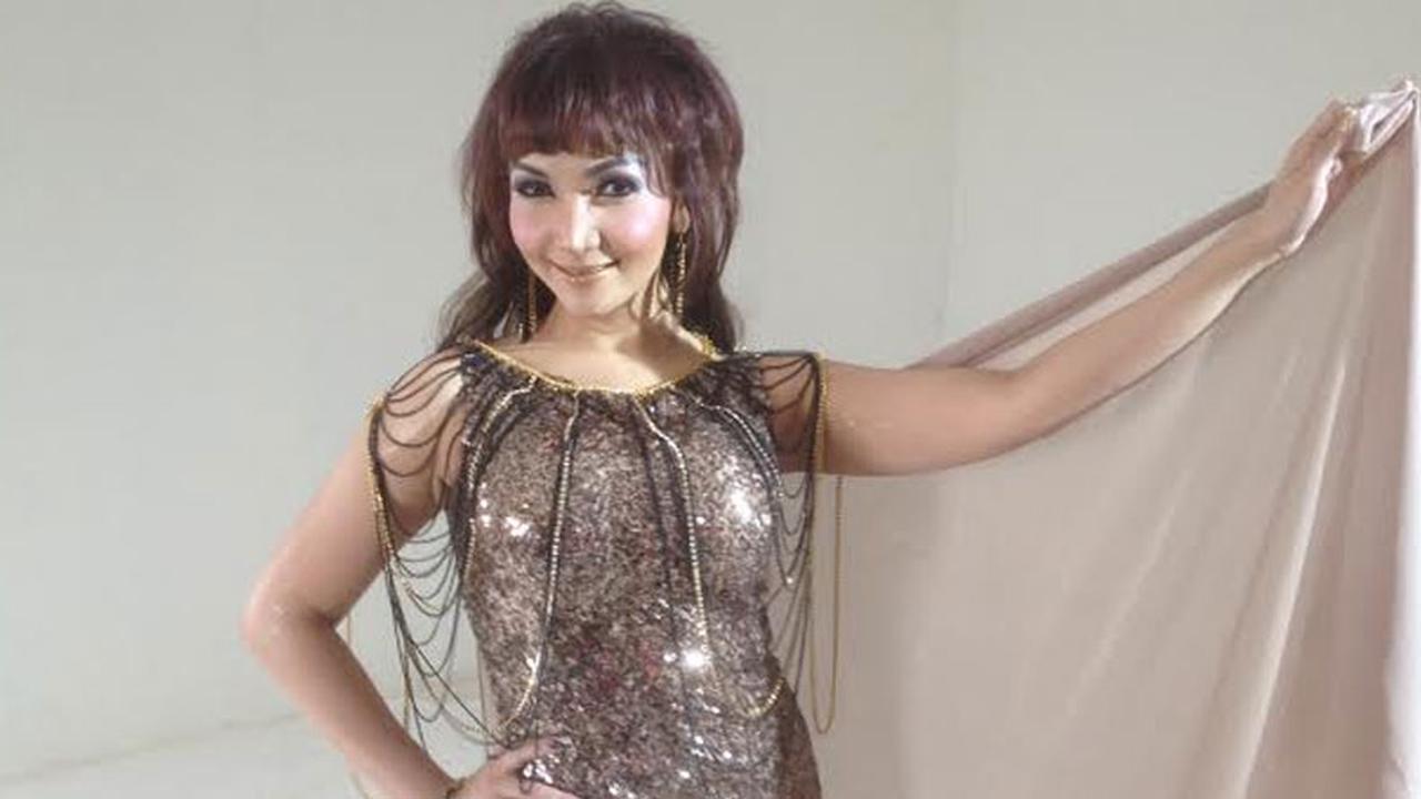 Roro Fitria memakai bra dengan rancangan khusus