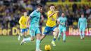 Pemain Barcelona, Sergi Roberto, berusaha melewati pemain Las Palmas, Mika Marmol, pada laga La Liga 2023/2024 jornada 19 di Estadio de Gran Canaria, Jumat (5/1/2024). Barca sejatinya sempat tertinggal lebih dahulu akibat gol Munir El Haddadi. Pasukan Xavi bangkit dengan mencetak gol lewat aksi Ferran Torres di awal babak kedua dan eksekusi penalti Ilkay Gundogan di masa injury time. (AFP/Desiree Martin)