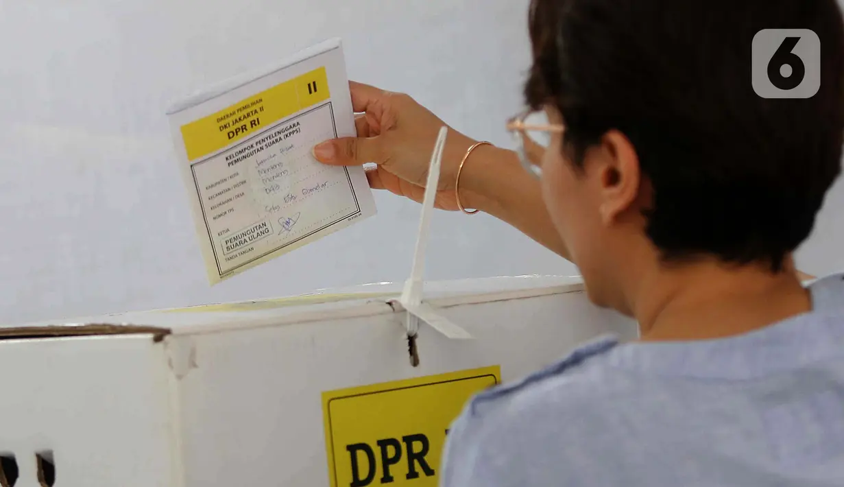 Pemungutan suara ulang dilakukan pada surat suara legislatif (DPR, DPD, dan DPRD). (Liputan6.com/Herman Zakharia)