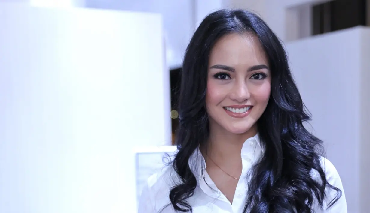 “Berdoa dan lakukan yang terbaik, apapun yang dokter kasih, apa yang mesti dilakukan ya kita lakukan. Tapi mungkin harus cari dokter-dokter opsi lain, supaya bisa dapat second option," tutur Ririn Ekawati.  (Adrian Putra/Bintang.com)