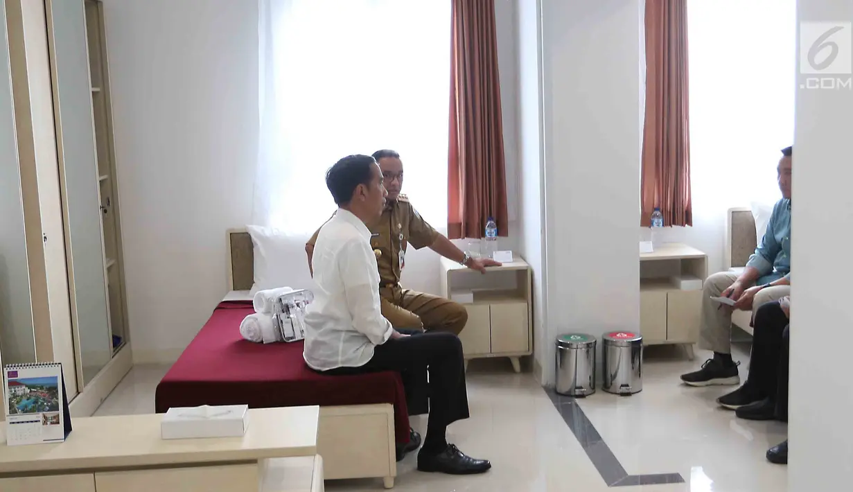 Presiden Joko Widodo didampingi Gubernur DKI Anies Baswedan, Menteri PUPR Basuki dan Menpora Imam Nahrawi saat meninjau wisma atlet Asian Games 2018 di Kemayoran, Jakarta, Senin (26/2). (Liputan6.com/Angga Yuniar)