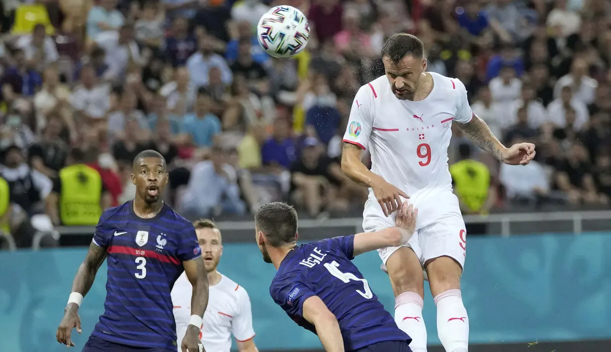 Striker andalan Swiss, Haris Seferovic, membawa timnya mencetak gol lebih dulu usai memanfaatkan umpan Steven Zuber. (Foto: AP/Pool/Vadim Ghirda)