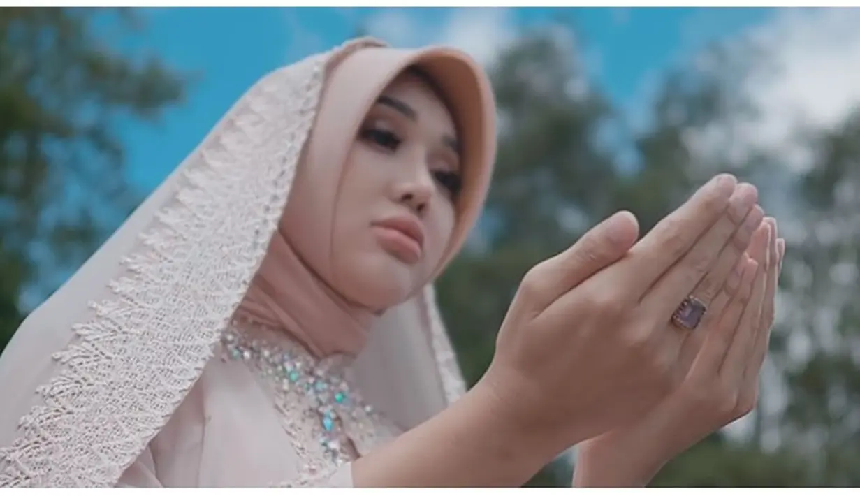 Rilis Single Religi, Ini 6 Potret Lucinta Luna Tampil Berhijab di Video Klip (sumber: YouTube Lucintaluna Manjalita)