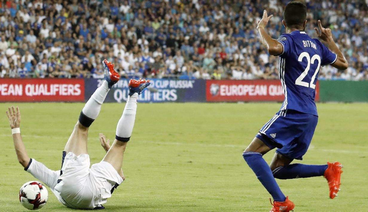 Pemain Israel, Ben Bitton (kanan), menghadang laju pemain Italia, Giacomo Bonaventura, pada Kualifikasi Piala Dunia 2018 di Stadion Sammy Ofer, Haifa, Israel, Selasa (6/9/2016) dini hari WIB. (AFP/Jack Guez)