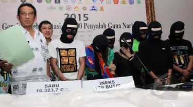 Sejumlah tersangka diamankan Badan Nasional Narkotika (BNN) saat saat rilis penangkapan 16,4 kg Shabu dan 778 butir Pil inex di gedung Badan Nasional Narkotika (BNN), Jakarta, Jumat (22/5/2015). (Liputan6.com/Helmi Afandi)