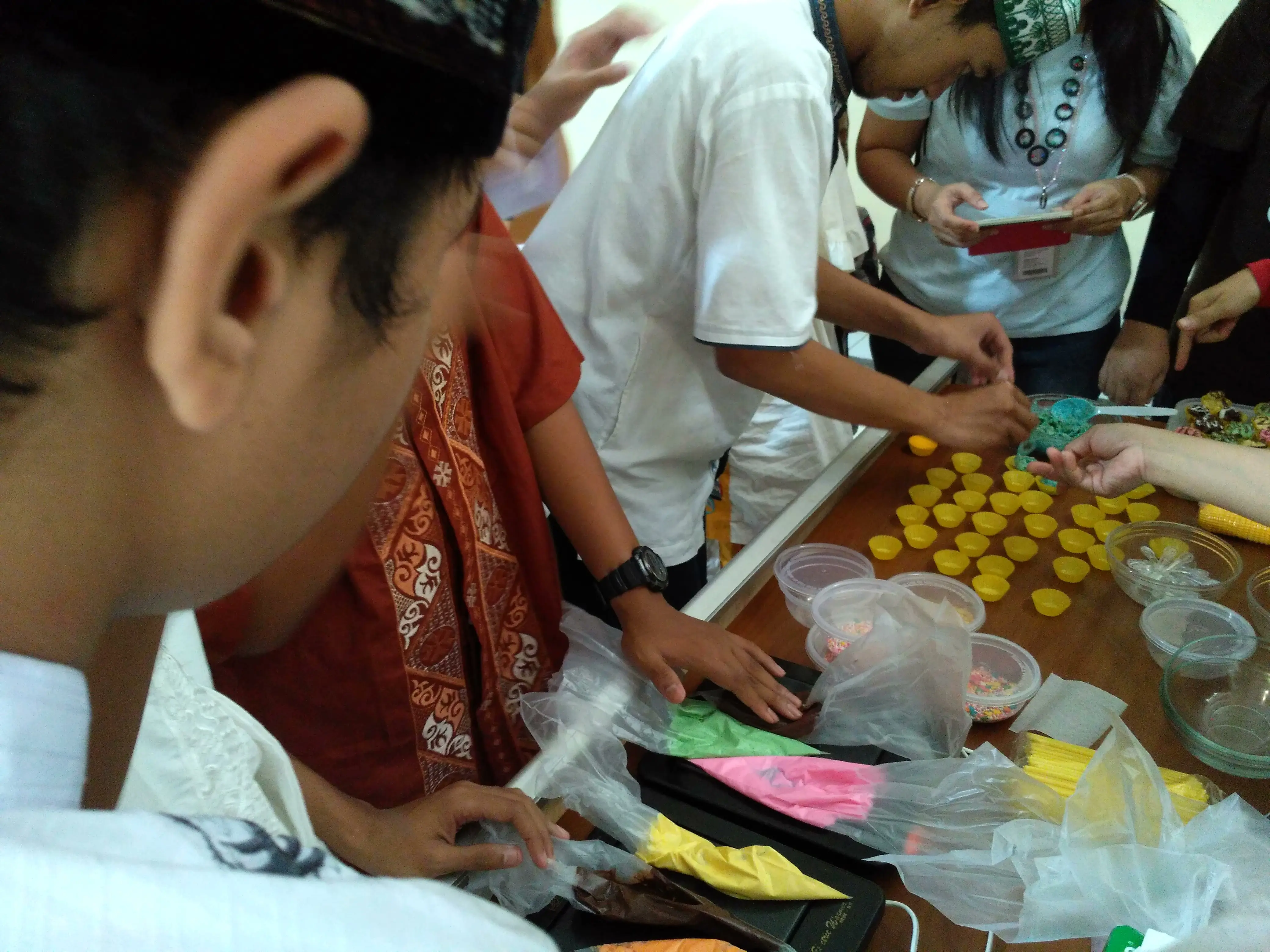 Semua orang bisa masak, termasuk anak-anak tuna rungu.