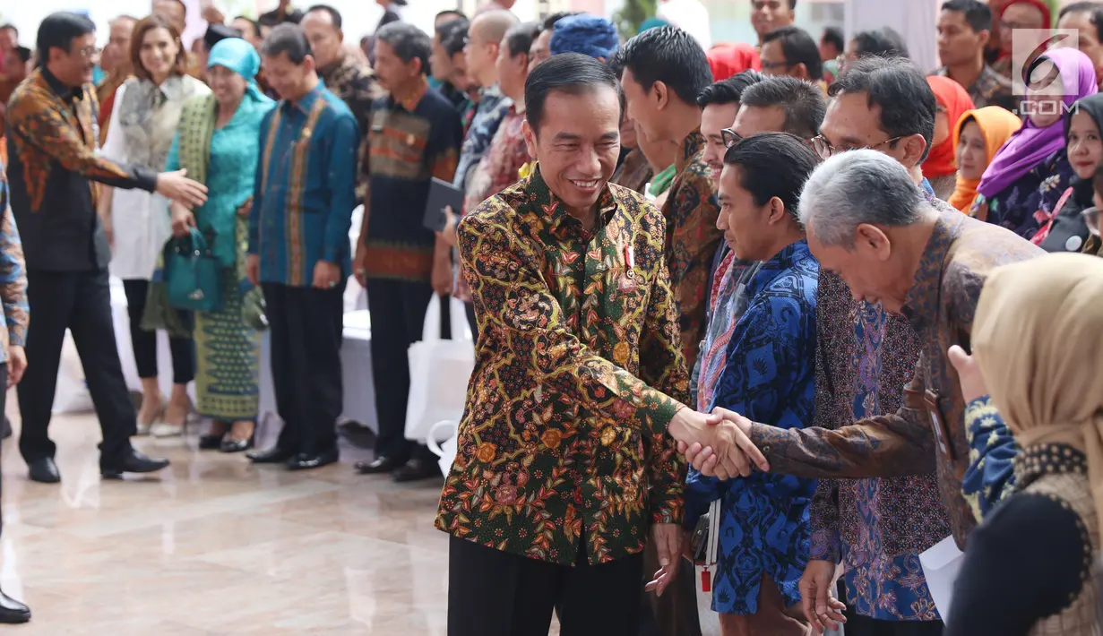 Presiden Jokowi bersalamanan dengan tamu undangan pada pada peresmian gedung fasilitas layanan Perpustakaan Nasional di Jakarta, Kamis (14/9). Gedung dengan 27 lantai ini merupakan gedung perpustakaan tertinggi di dunia. (Liputan6.com/Angga Yuniar)
