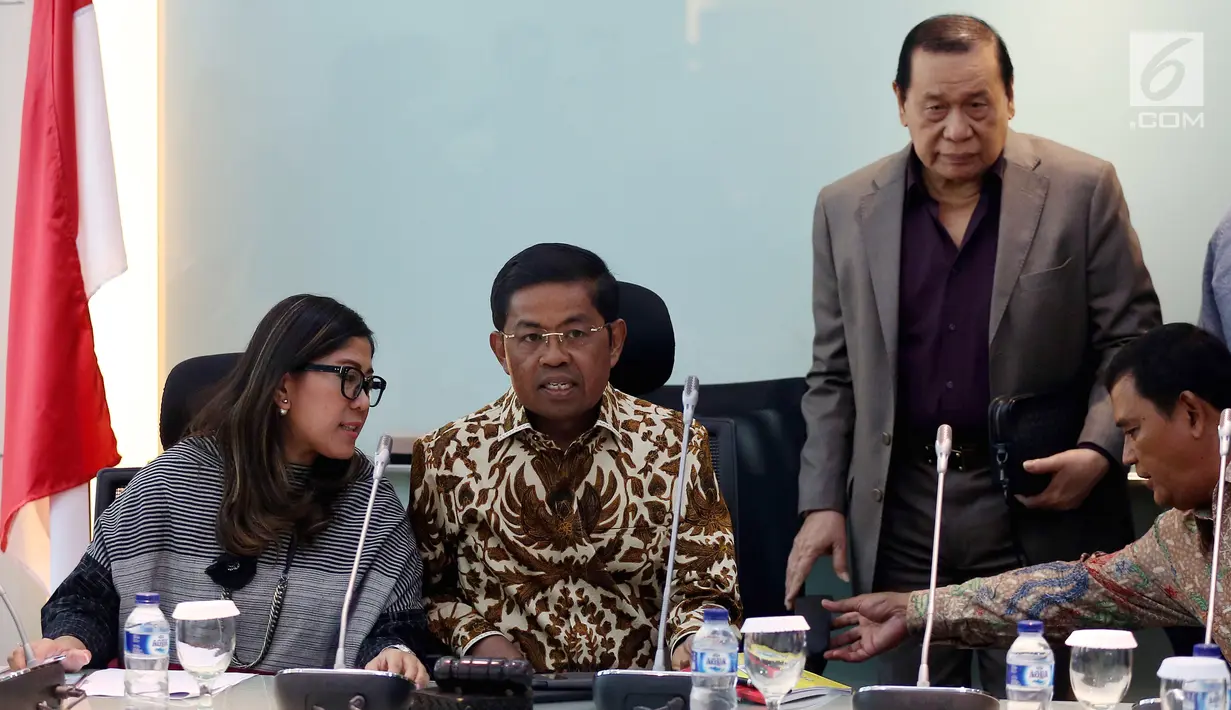 PLT Ketua Umum Partai Golkar Idrus Marham (tengah) saat memberikan keterangan pers di Kompleks Parlemen, Senayan, Jakarta, Selasa (5/12). (Liputan6.com/JohanTallo)