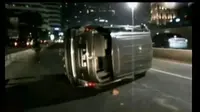 Diduga Sopir Mengantuk, Mobil Innova Terguling di Jalan Sudirman