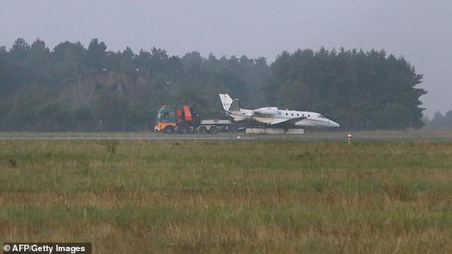 Pesawat jet pribadi yang membawa manajer dan kru penyanyi Pink kecelakaan hingga terbakar saat mendarat di Denmark. (AFP)