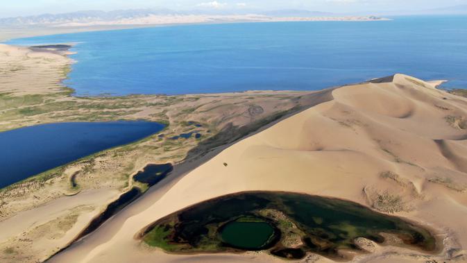 Foto dari udara yang diabadikan pada 28 Juli 2020 ini menunjukkan bagian dari pemandangan Danau Qinghai di Provinsi Qinghai, China barat laut. (Xinhua/Zhang Hongxiang)