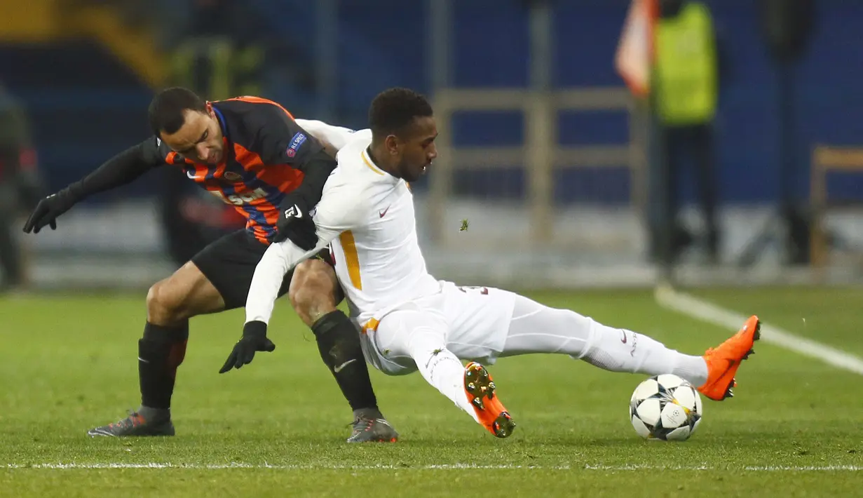 Pemain Roma, Gerson (kanan) berusaha menghalau bola dari kaki pemain Shakhtar, Ismaily pada laga 16 besar Liga Champions di Metalist Stadium, Kharkiv, Ukraina, (21/2/2018). Shaktar menang 2-1.  (AP/Efrem Lukatsky)