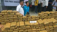 Polisi awalnya menangkap dua kurir ganja itu berboncengan menuju tempat pembelinya. Saat itu, mereka membawa 20 kilogram ganja. (Liputan6.com/Reza Efendi)