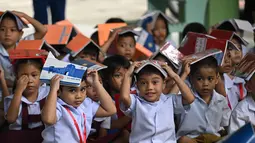 Pemerintah Filipina menggelar latihan mitigasi terjadinya gempa bumi di salah satu sekolah dasar di Manila, Filipina pada 11 September 2025. (Ted ALJIBE/AFP)