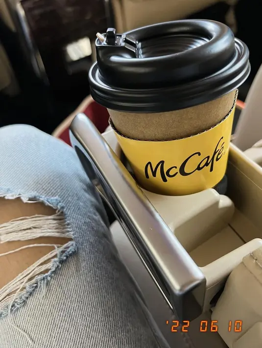 Ghea Youbi menggungah foto ia sedang menikmati kopi di dalam mobil dengan celana jeans sobek yang ia kenakan. (Instagram/gheayoubi)