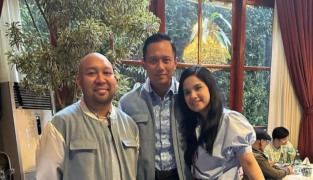 Saat Annisa Pohan tampak mendampingi suaminya, AHY kediaman Prabowo Subianto di Kertanegara, Annisha mengenakan tas dari brand Prancis Hermes, yakni Mini Lindy Gold Clemence Palladium Hardware yang dibanderol dengan harga Rp160 juta di situs Voila.[@annisayudhoyono]