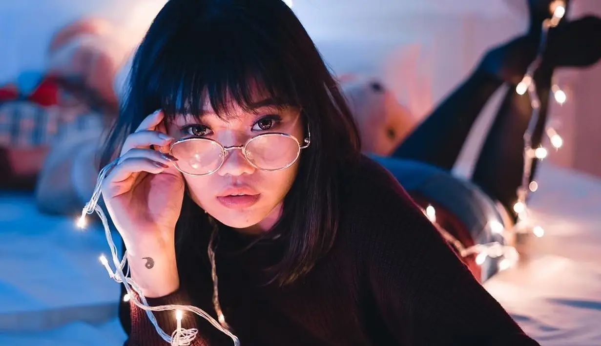 Entah, warna hitam ini memang merupakan asli rambut Wendy Walters atau sudah melalui pewarnaan. Namun, kali ini ia tampil lebih natural. (Foto: Instagram/@wendywalters)