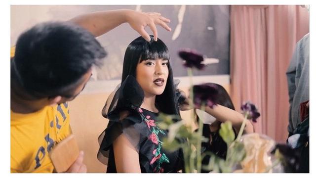 Biasa Natural, Ini 7 Potret Raisa dengan Makeup Tebal yang Curi Perhatian